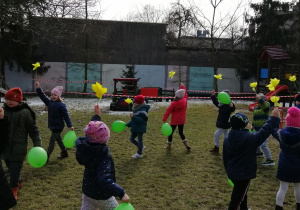 Dzieci podrzucają balony umieszczone na kolorowej chuście animacyjnej